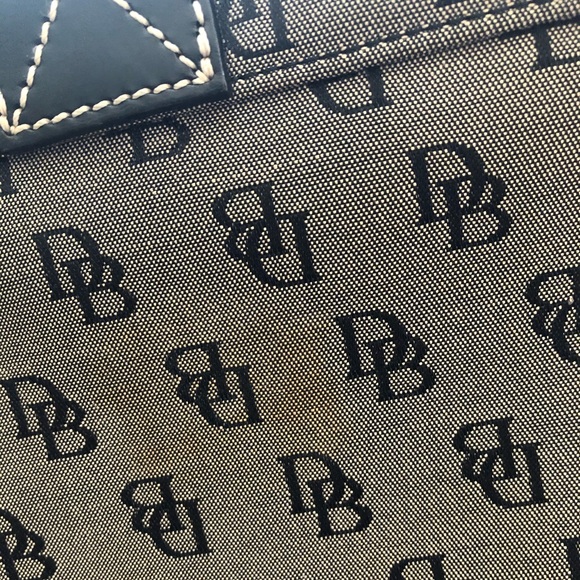 Classic Dooney & Bourke small purse - Picture 4 of 8